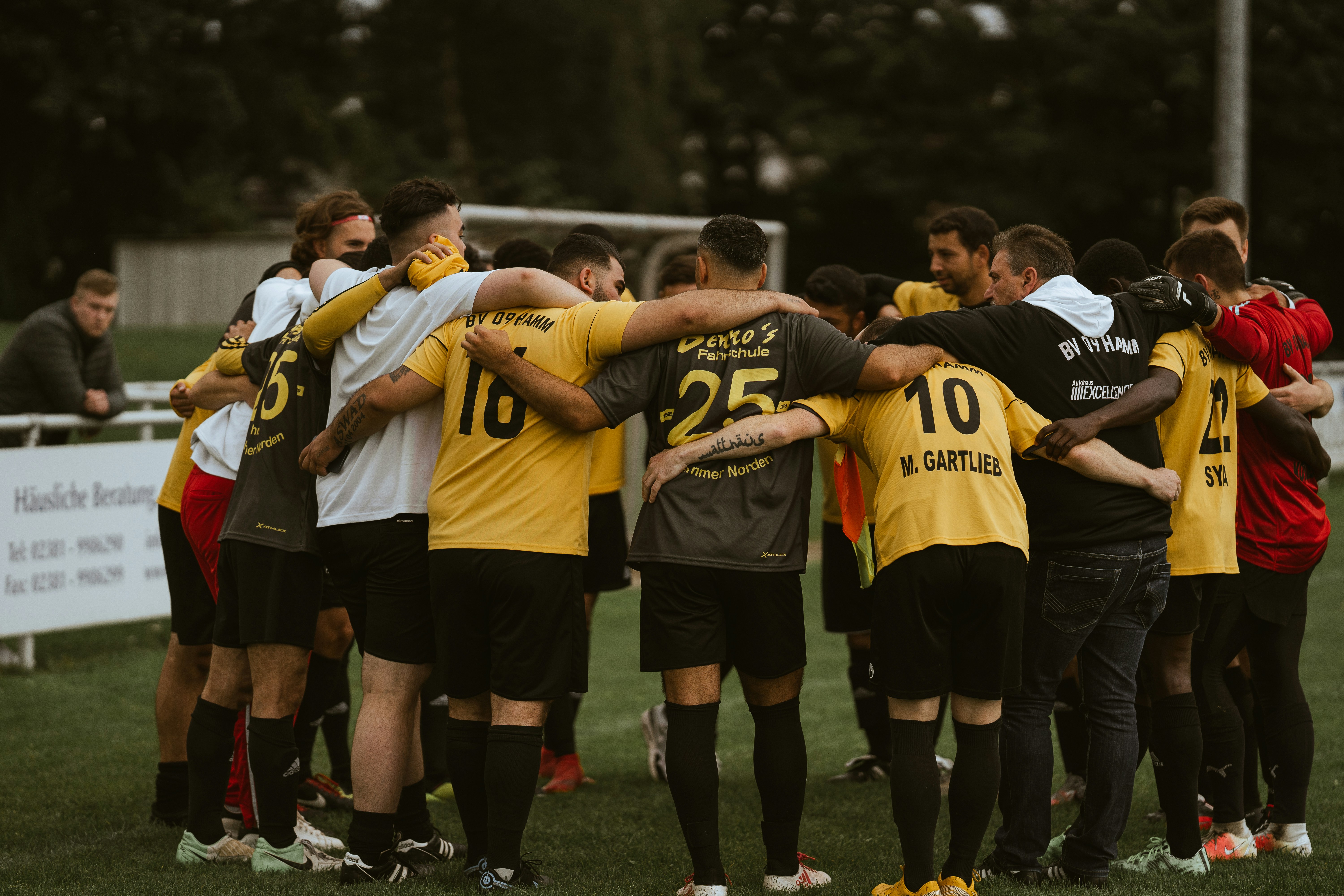 Time reunido em roda de abraços antes ou depois da partida